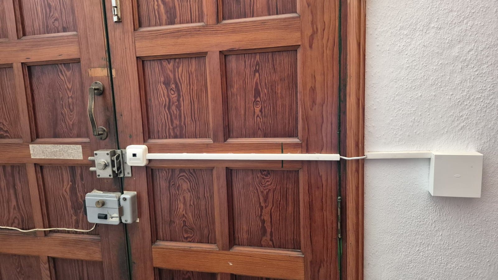 Conexión interna de apertura de puerta sobre conexión existente