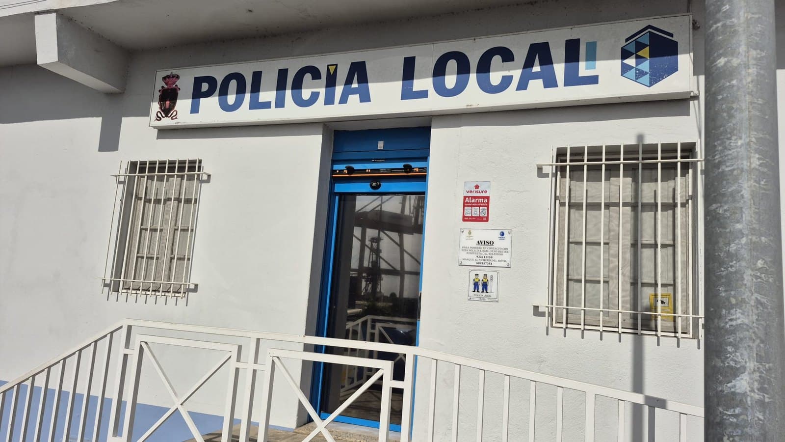 Reparación puerta acceso de la Policía Local